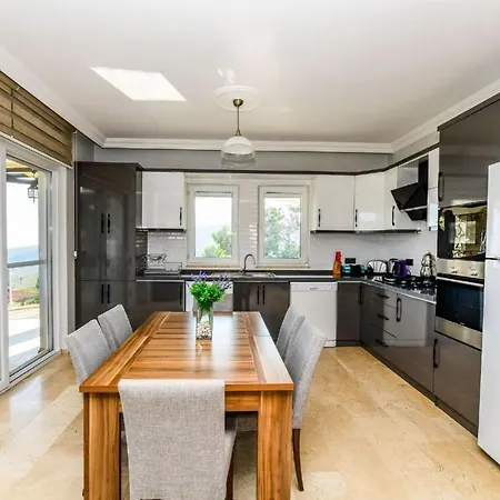 别墅 You Will Love This Luxury 4 Bedroom Villa, 1005